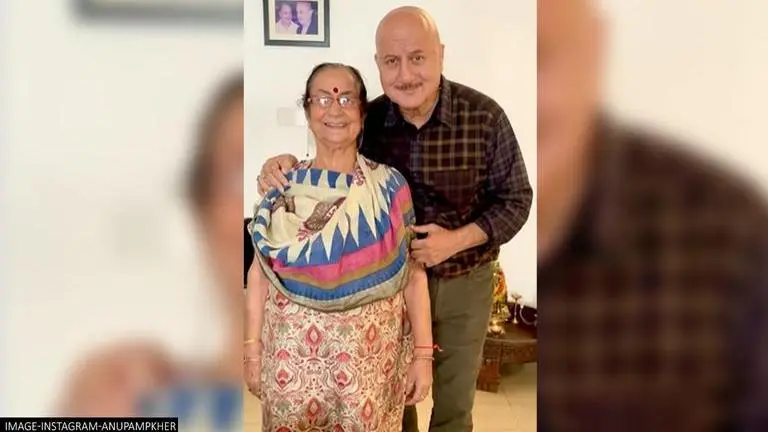 Anupam Kher's fun banter with mother Dulari Kher gets him a scolding; Watch Anupam Kher