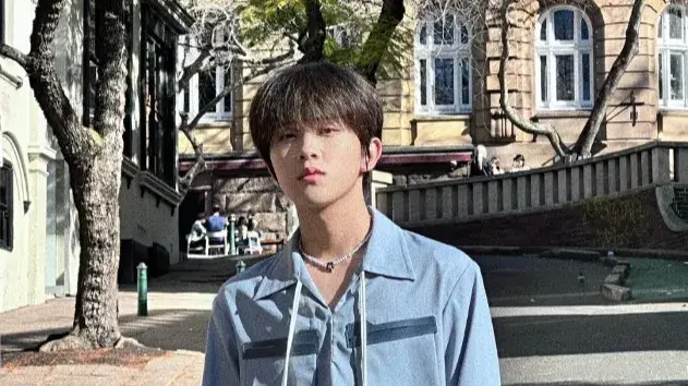 Chinese singer Zhang Xingte harassed by fans at Shanghai airport, watch viral video Zhang Xingte