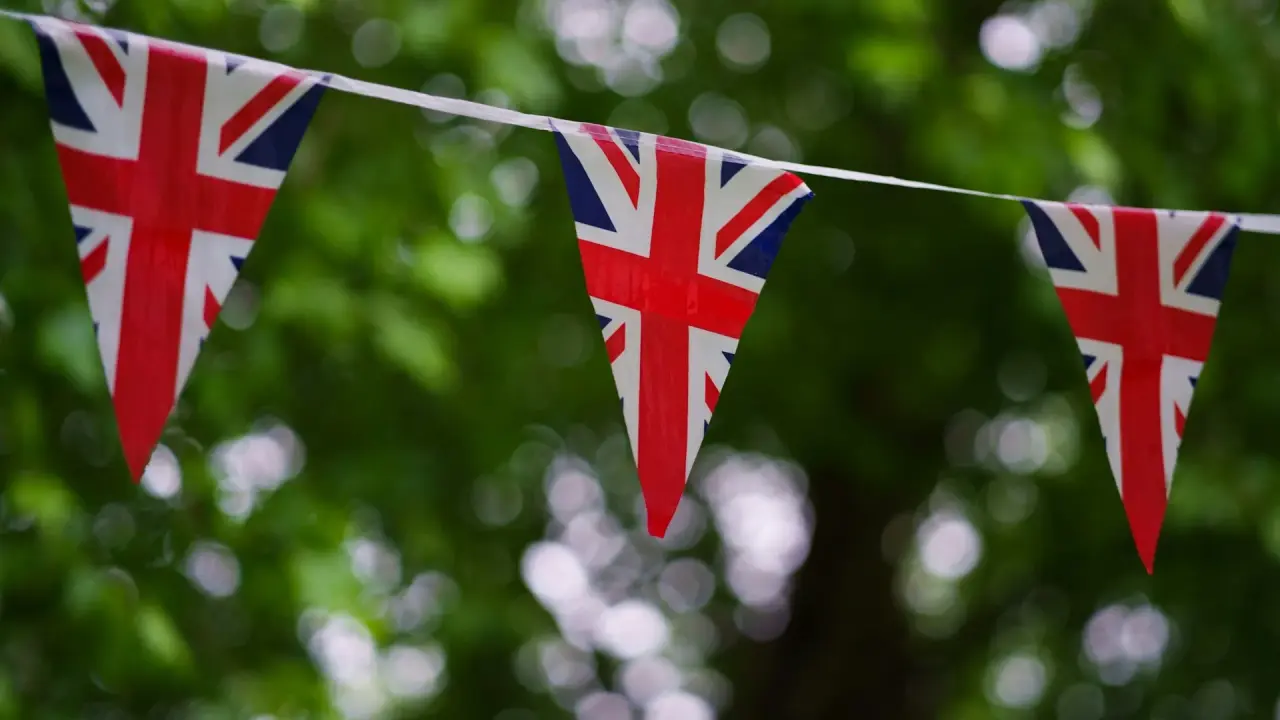 Surging flash PMI data pushes UK bond prices down United Kingdom
