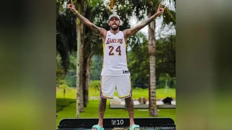 Neymar poses with Kobe Bryant's Lakers jersey amid coronavirus lockdown Neymar
