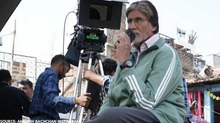 Amitabh Bachchan schools fans on 'how to show thenga to Coronavirus', see post Amitabh Bachchan