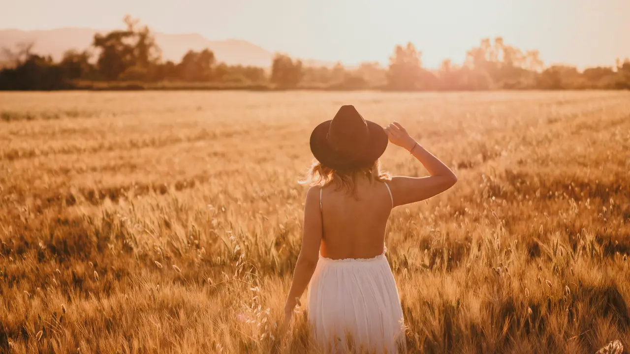 Want To Rock Backless Clothes This Summer? Here Are Tips To Ace The Style Tips to style backless clothes