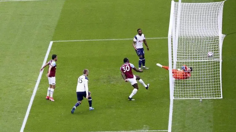 West Ham beats Tottenham 2-1, into top 4 of Premier League