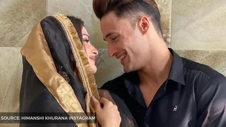 Is Himanshi Khurana's 'Nobody wana see us together' tweet about Asim Riaz? Fans confused himanshi khurana