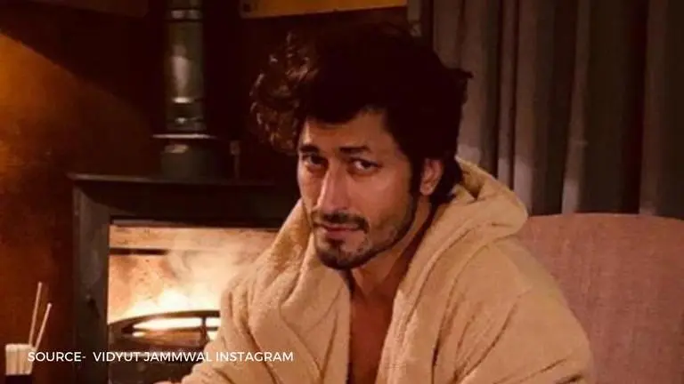 Vidyut Jammwal flaunts his bicep; fans ask 'How can you be so handsome?' Vidyut Jammwal