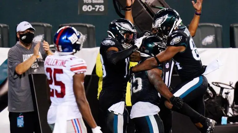 Carson Wentz rallies Eagles to 21-21 win over Giants