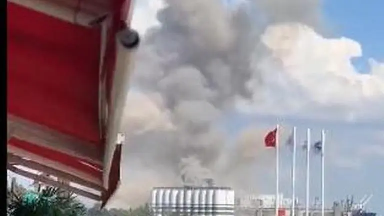 Massive explosion jolts Turkey's commercial port of Derince, 10 seriously injured Explosion ripped through Turkish port of Derince (Image: Twitter - @Terror_Alarm)