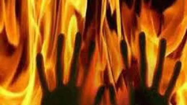 MP Dalit man set ablaze by 4 battles for life, Cong-BJP fight MP Dalit