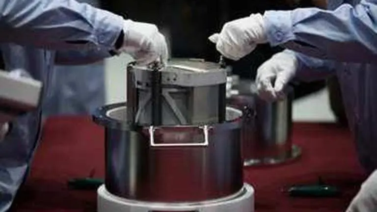 Chinese lunar probe Chang'e-5's moon rock samples handed over to researchers China's Chang'e-5 retrieves 1,731 grams of lunar regolith, handed over to researchers