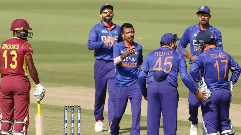 Virat Kohli convinces Rohit Sharma to take DRS call during India's 1st ODI vs WI; Watch IND vs WI