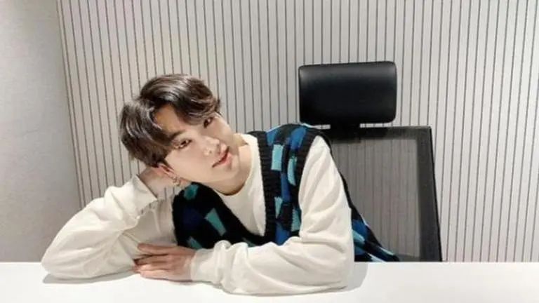 BTS' Suga reveals he has not yet recovered from shoulder surgery during Vlive session BTS