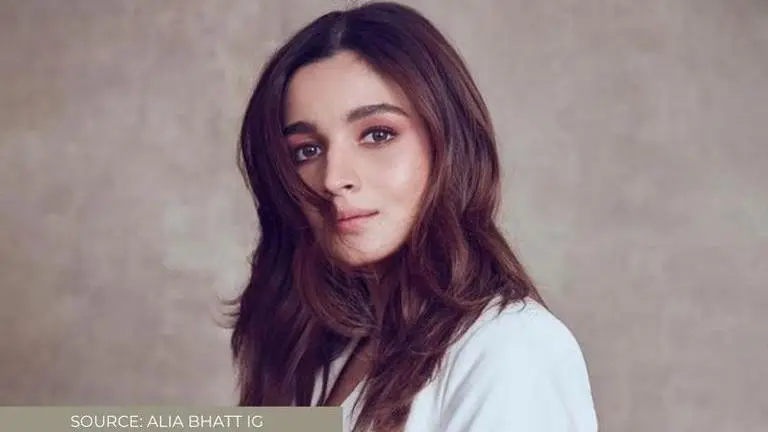 Alia Bhatt announces first production venture 'Darlings' with a 'statutory warning'; watch Alia Bhatt