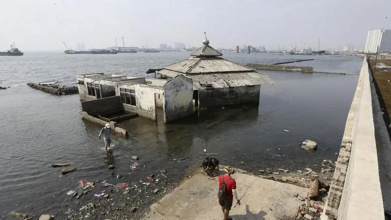 Indonesia: Jakarta canal covered in 'mystery' foam as pollution exacerbates Jakarta