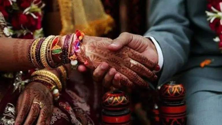 Uttar Pradesh police play cupid; help runaway couple get married Uttar Pradesh