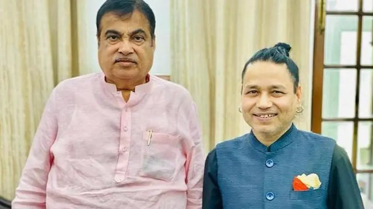 Singer Kailash Kher meets Union Min Gadkari, discusses reality show 'Swarn Swar Bharat' Kailash Kher