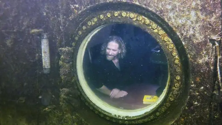 Florida man sets record for living underwater; Know more Florida man