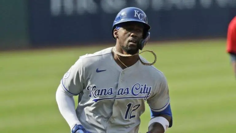 Holland fans side in 10th, Royals trim Indians 3-2