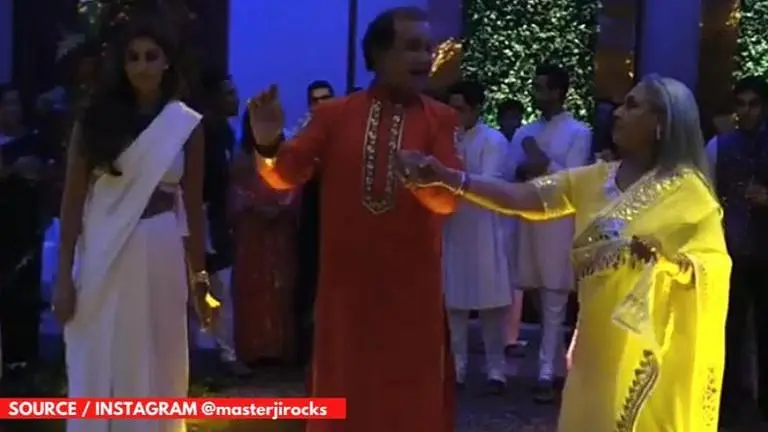 Watch Jaya Bachchan and Shweta Bachchan Nanda dance to 'Pallo Latke' in throwback video Jaya Bachchan