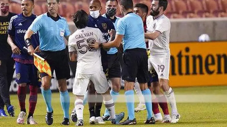 Man United's chase of Premier League leader City hit by draw Manchester United’s Premier League title hopes took another blow in a 1-1 draw at West Bromwich Albion on Sunday.