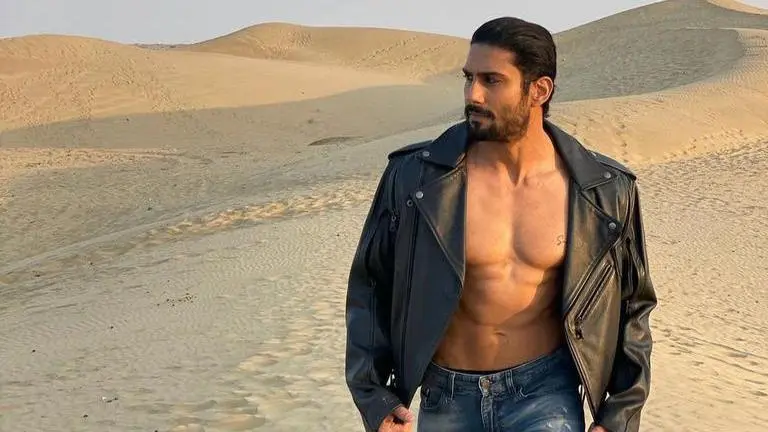 Prateik Babbar loves playing with sand, his posts from dunes in Jaisalmer prove it prateik babbar