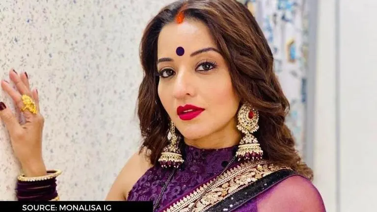 Monalisa dances on her favourite song 'Raat Ka Nasha' in her Iravati look; Check out Monalisa