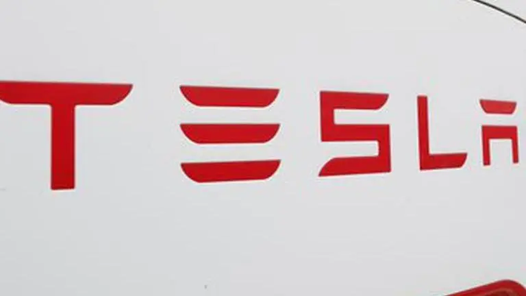 Tesla shares slide in wake of tweet by CEO Musk