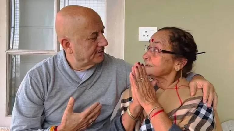 Anupam Kher teases mom Dulari about drinking alcohol; latter gives an epic reaction Anupam Kher