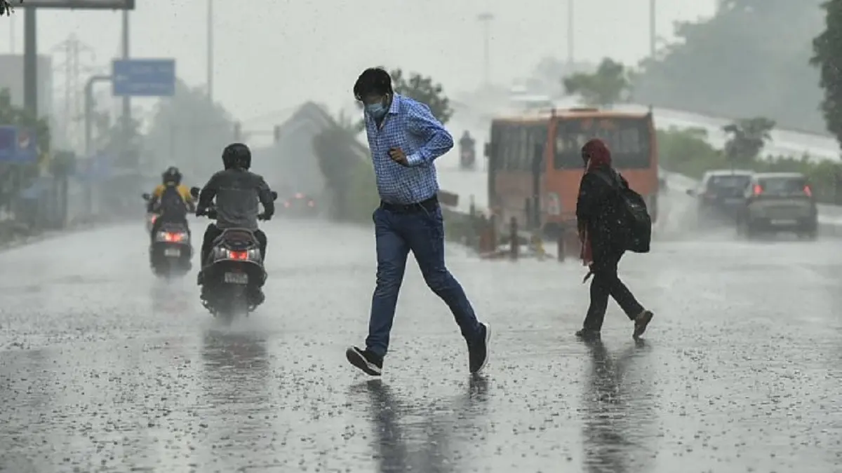 The IMD has predicted the possibilty of light thundershowers in Delhi on Sunday.