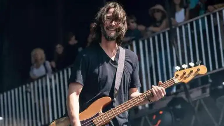Keanu Reeves reunites with his band Dogstar to perform on stage after 20 years Keanu Reeves