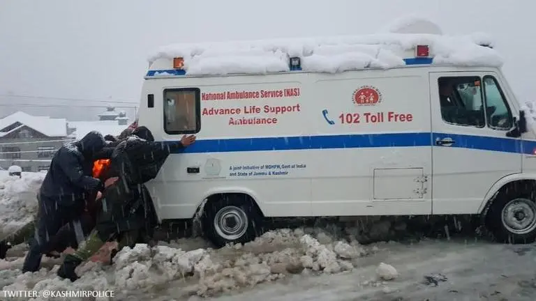 Kashmir: Police help vehicles stuck in snow on National Highway Jammu and Kashmir
