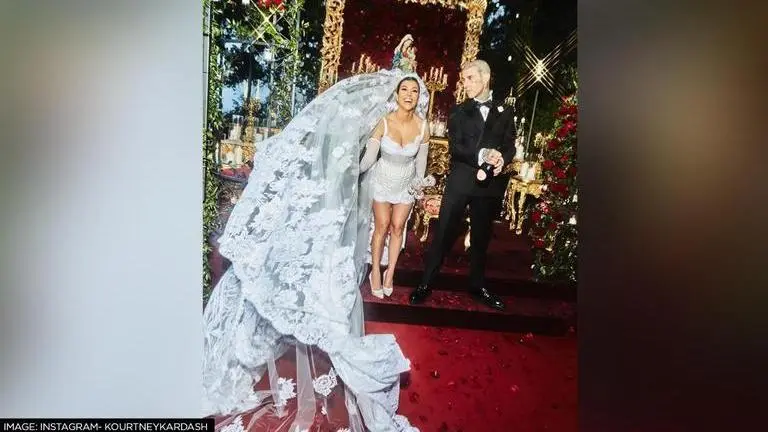 Kourtney Kardashian and Travis Barker tie the knot in Italy; see pics from dreamy ceremony Kourtney Kardashian