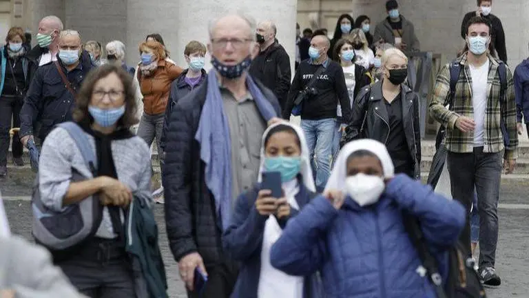 Spain authorities urge responsible behaviour amid COVID-19 after shopping crowd incident Spain