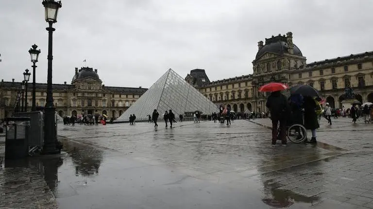 Powdering sleeping beauty's nose: Virus eases Louvre works