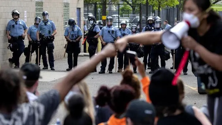 Minneapolis police fire rubber bullets at protesters