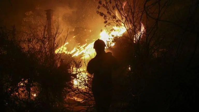 Greece fire threatens homes for second day