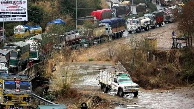 Jammu-Srinagar NH closed for heavy vehicles due to shooting stones