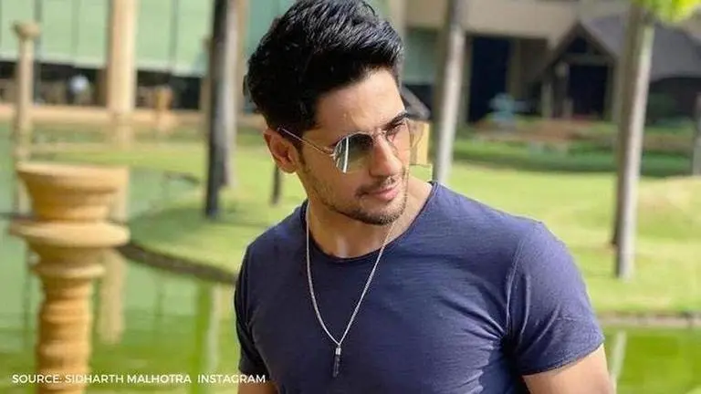 Sidharth Malhotra's shirtless pictures is taking the internet by storm Sidharth Malhotra soars temperature with his latest pic, puns at 'fun outdoors on balcony'