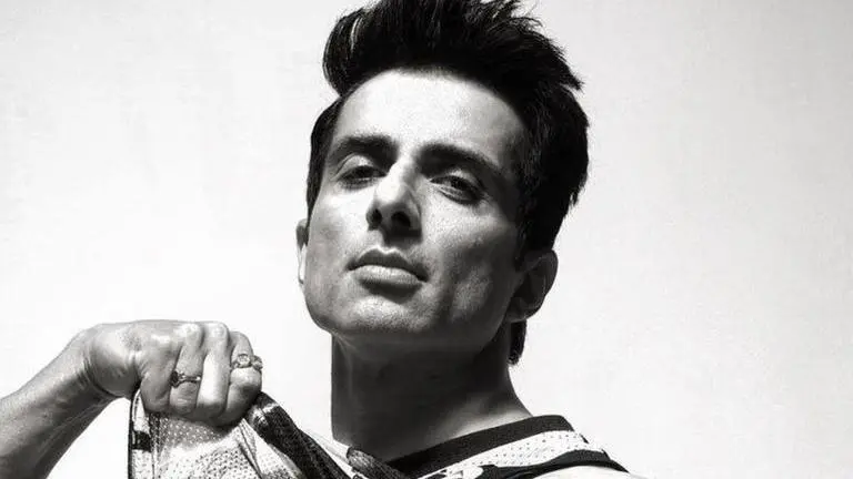 Sonu Sood gets visitors on sets of 'Alludu Adhurs' in Hyderabad to seek help; watch video Sonu Sood gets visitors on the sets of 'Alludu Adhurs' in Hyderabad for help: Watch