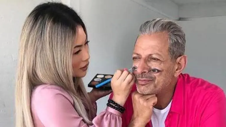 Makeup artist creates incredible illusion of peeled banana on her hand; See pics Artist uses bodypaint to create illusion of banana, netizens say,