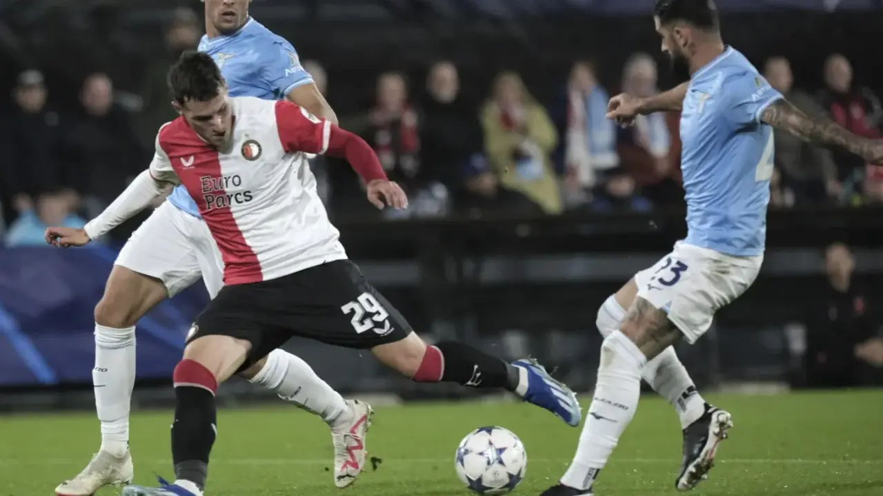 Watch - Santiago Gimenez misses penalty with embarrassing Panenka attempt in Feyenoord vs Waalwijk Santi Gimenez