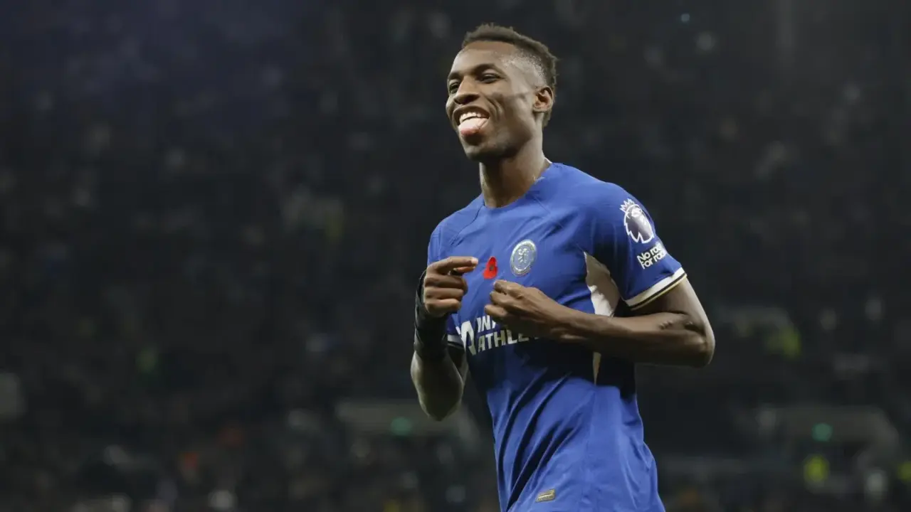 9-man Tottenham beaten by Chelsea in chaotic match and loses EPL’s last undefeated record Chelsea beat Tottenham