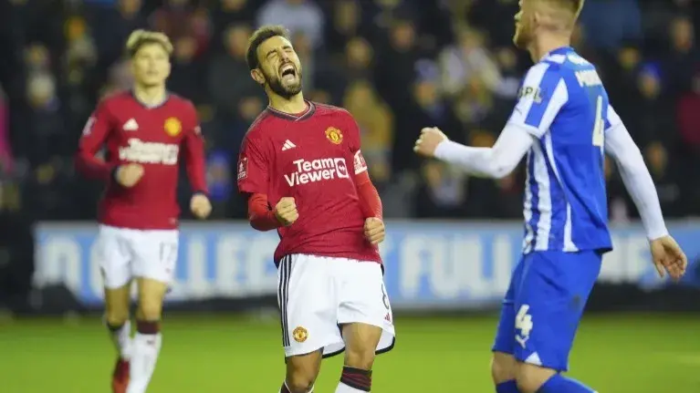Manchester United captain Bruno Fernandes signs a new contract to 2027 Manchester United
