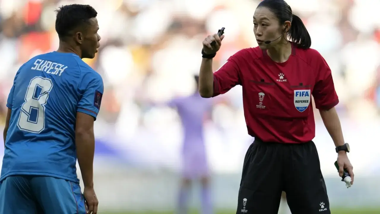 Japan's Yoshimi Yamashita becomes the first female referee at the Asian Cup Yoshimi Yamashita