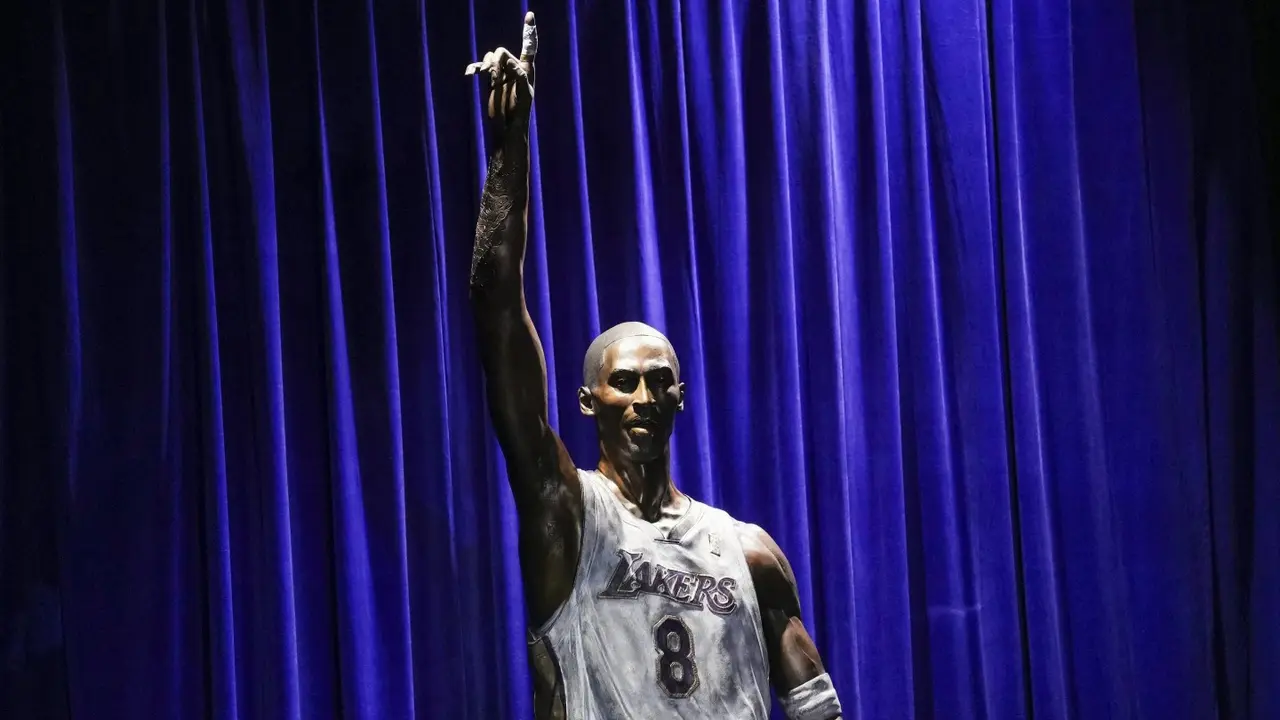 Kobe Bryant immortalized with a 19-foot bronze statue outside Lakers' downtown arena Kobe Bryant