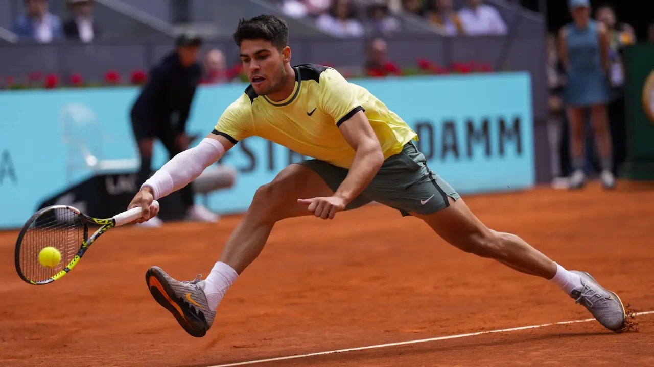 Defending champions Carlos Alcaraz and Aryna Sabalenka win opening matches at Madrid Open Carlos Alcaraz