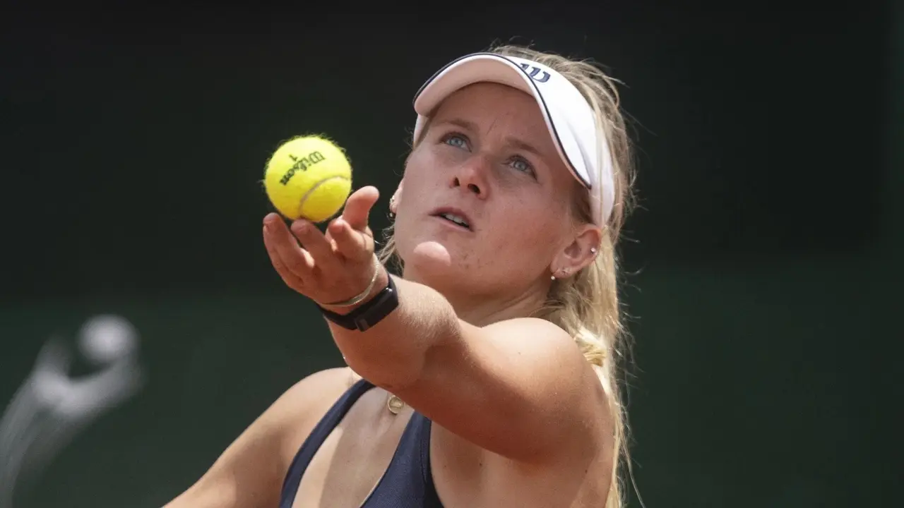 American Peyton Stearns leads unseeded players pulling off upsets on a long day at the French Open Peyton Stearns