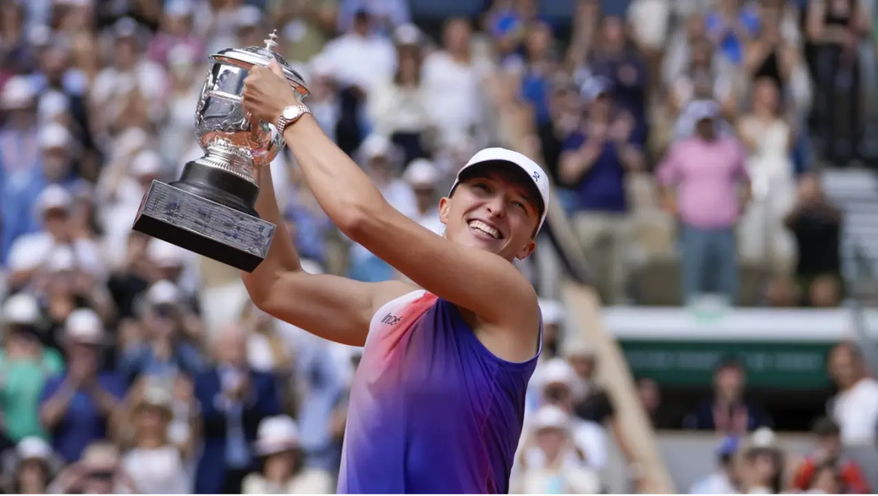 Iga Swiatek has won her third consecutive French Open title by defeating Jasmine Paolini 6-2, 6-1 Iga Swiatek