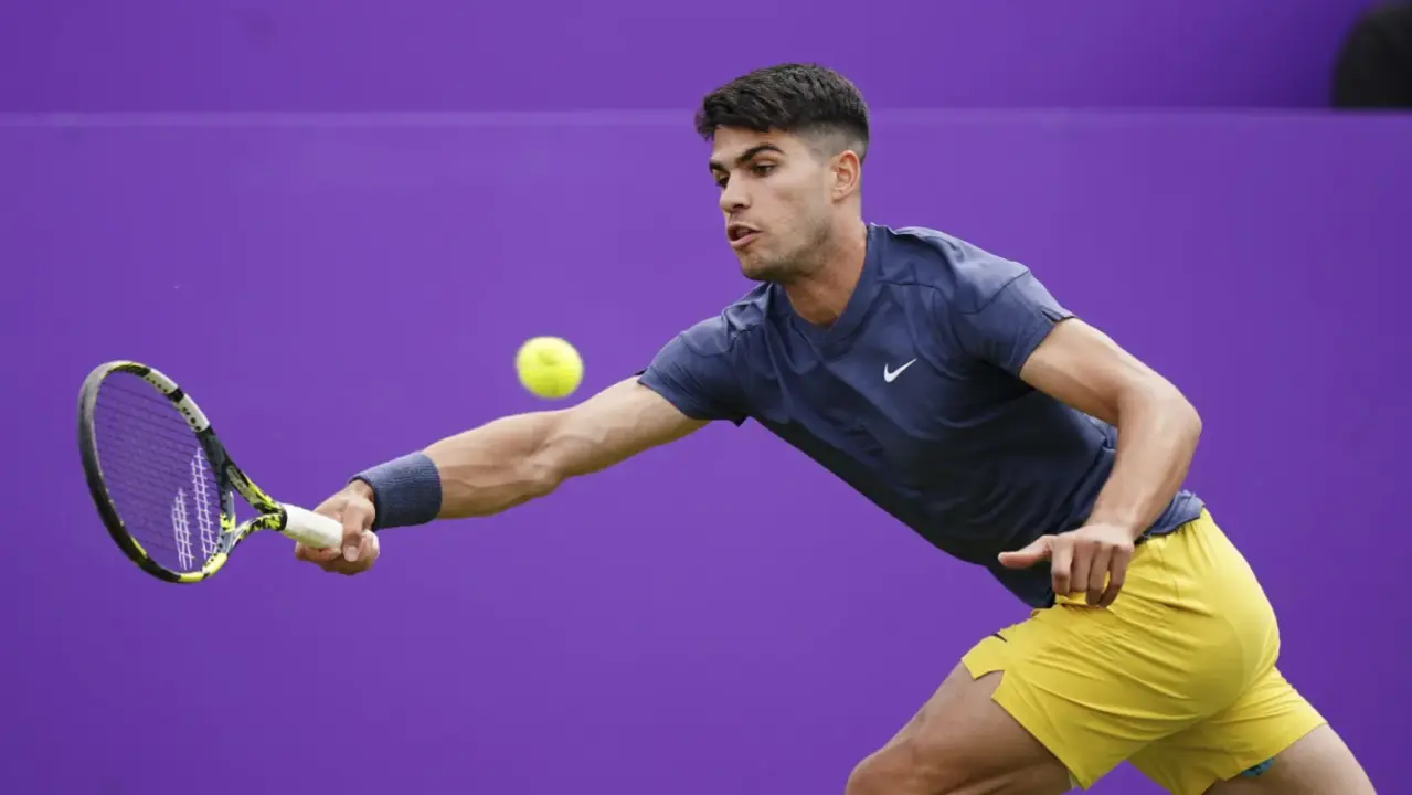 Carlos Alcaraz starts grass-court campaign with win over Francisco Cerundolo at Queen's Club Carlos Alcaraz