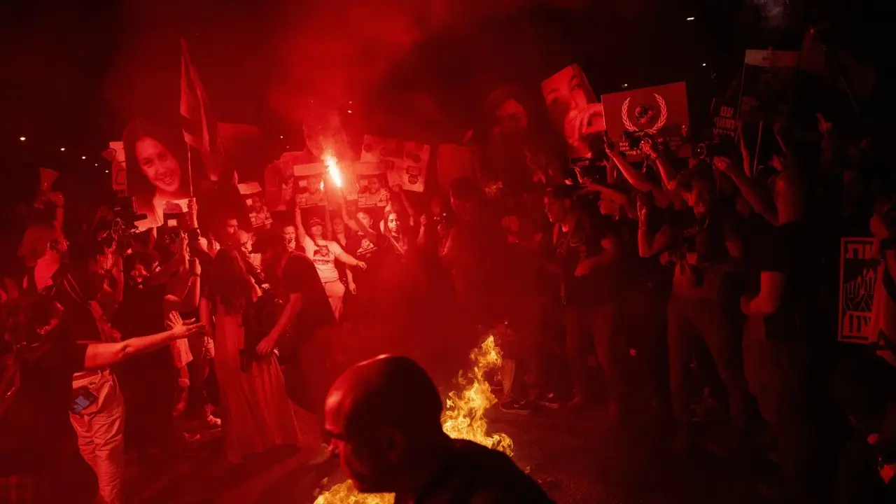 'Stop the War': Scuffles Between Police, Protesters Demanding Ceasefire & Return of Israeli Hostages 'Stop the War': Scuffles Between Police, Protesters Demanding Ceasefire & Return of Israeli Hostages