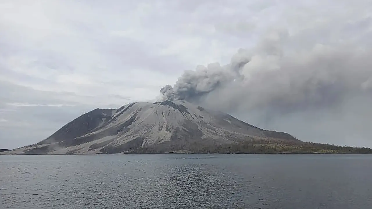Indonesia: Ruang Volcano Continues Eruptions, Forces School and Airport Closures Ruang Volcano Eruptions in Indonesia